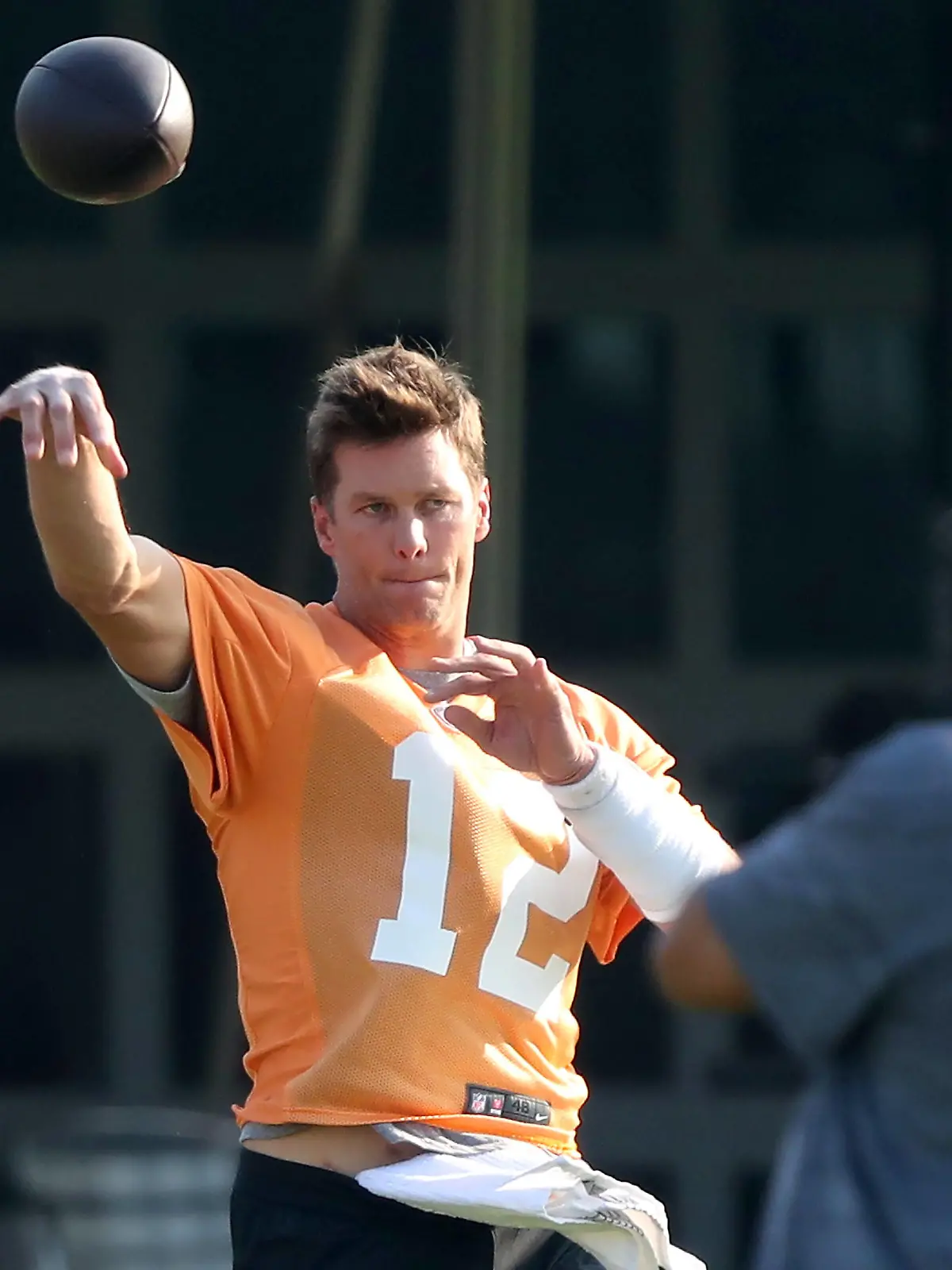  TAMPA, FL - JUL 25: Tom Brady 12 throws a pass during the Tampa Bay Buccaneers Training Camp on July 25, 2021 at the AdventHealth Training Center at One Buccaneer Place in Tampa, Florida. Photo by Cliff Welch/Icon Sportswire NFL, American Football Herren, USA JUL 25 Buccaneers Training Camp Icon357210725036