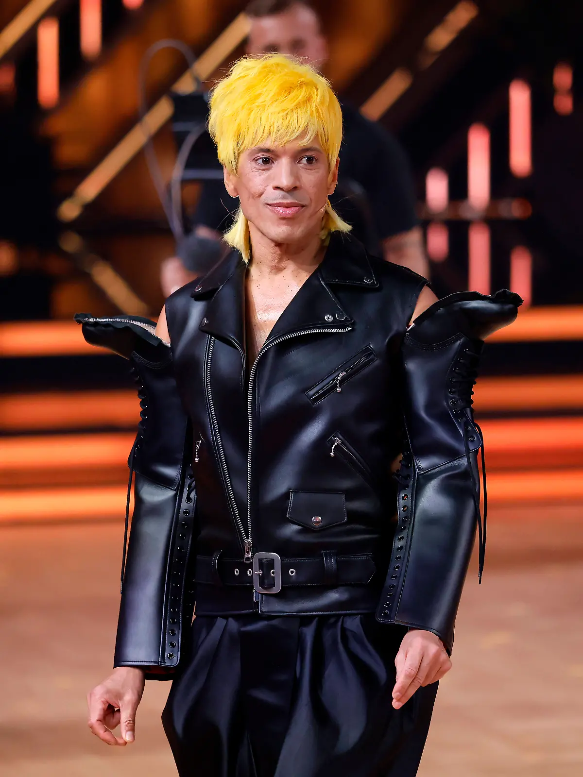 Jorge González mit gelber Perücke bei der Kennenlern-Show der 19. Staffel der RTL-Tanzshow „Let’s Dance”. 