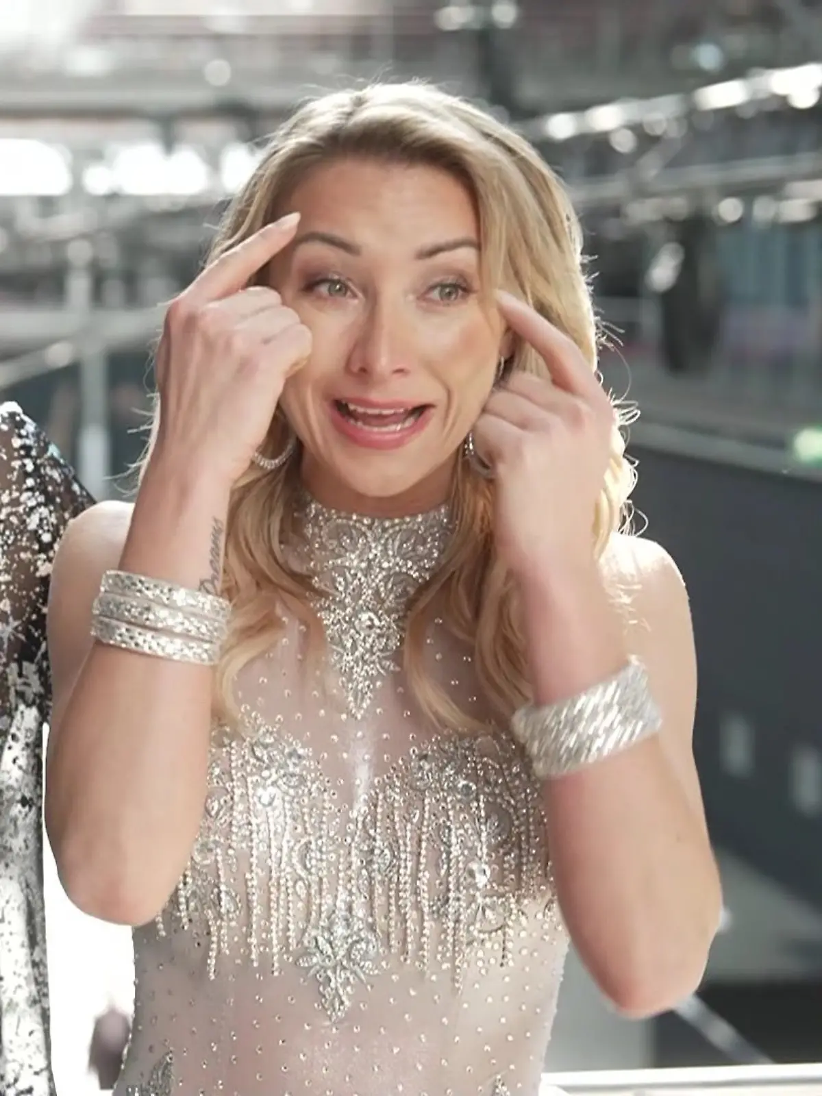 Anna-Carina Woitschack und Evgeny Vinokurov tanzen Cha Cha Cha zu „Evavuate The Dancefloor” von Cascada.