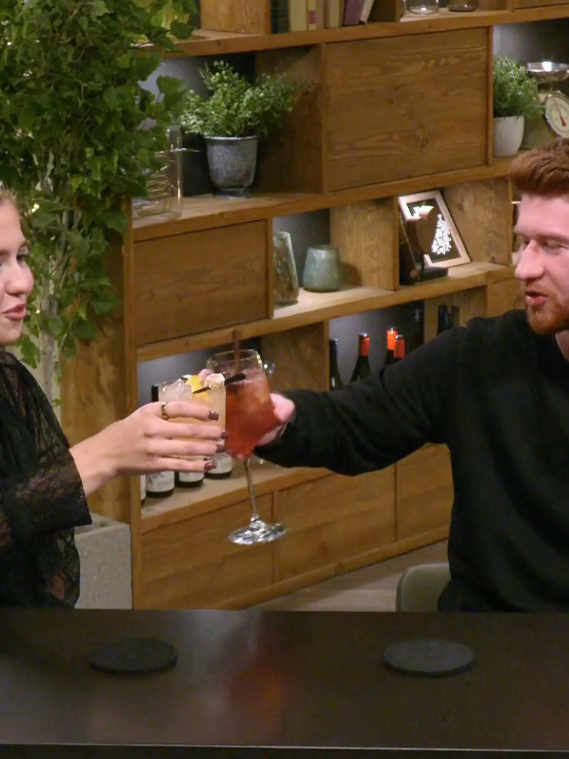 Bild zu: "Patrick sorgt bei Anastasia für herzhaftes Lachen"