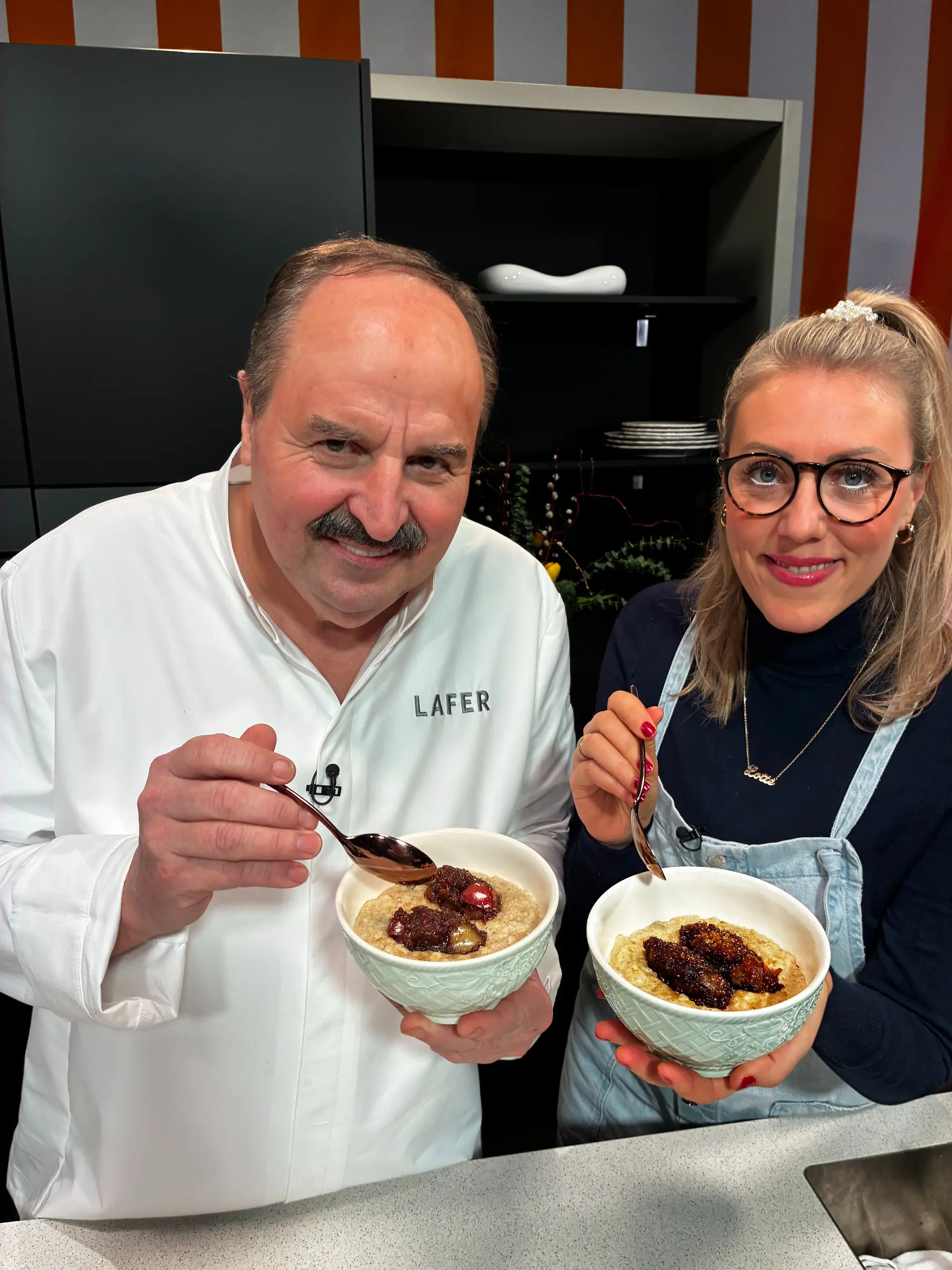 Johann Lafer und RTL-Reporterin Lotte Lang haben Milchreis mit Apfelkompott gekocht