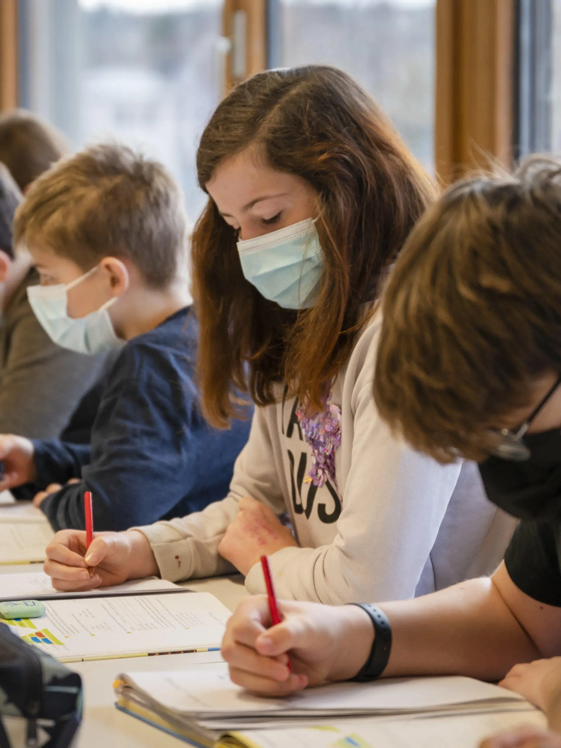 21.01.2021, Schweiz, Allschwil: Primarschüler einer sechsten Klasse tragen im Unterricht Gesichtsmasken im Schulhaus Neuallschwil in Allschwil. Im Kanton Basel-Landschaft müssen Schulkinder ab zehn Jahren wegen der Corona-Pandemie eine Maske tragen. Foto: Georgios Kefalas/KEYSTONE/dpa - ACHTUNG: Nur zur redaktionellen Verwendung im Zusammenhang mit der aktuellen Berichterstattung und nur mit vollständiger Nennung des vorstehenden Credits +++ dpa-Bildfunk +++
