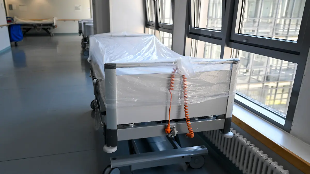 Ein Krankenbett steht auf einer Station des Campus Virchow-Klinikums bereit.