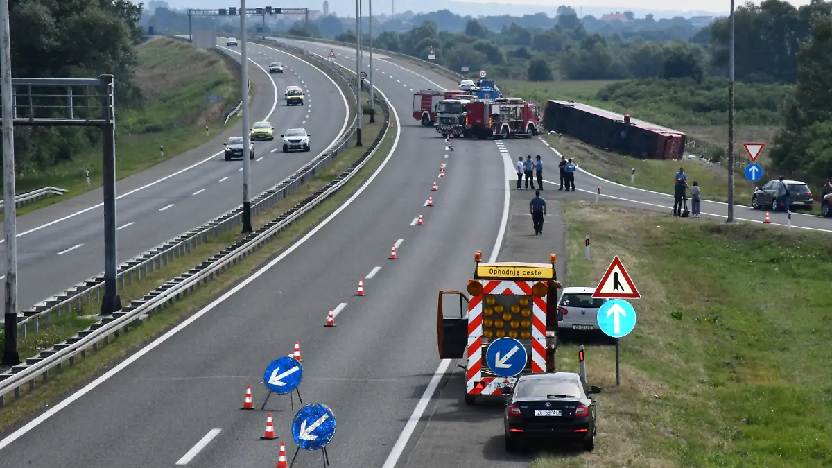 Mit einem Kran mussten die Einsatzkräfte den Bus aus dem Graben ziehen.
