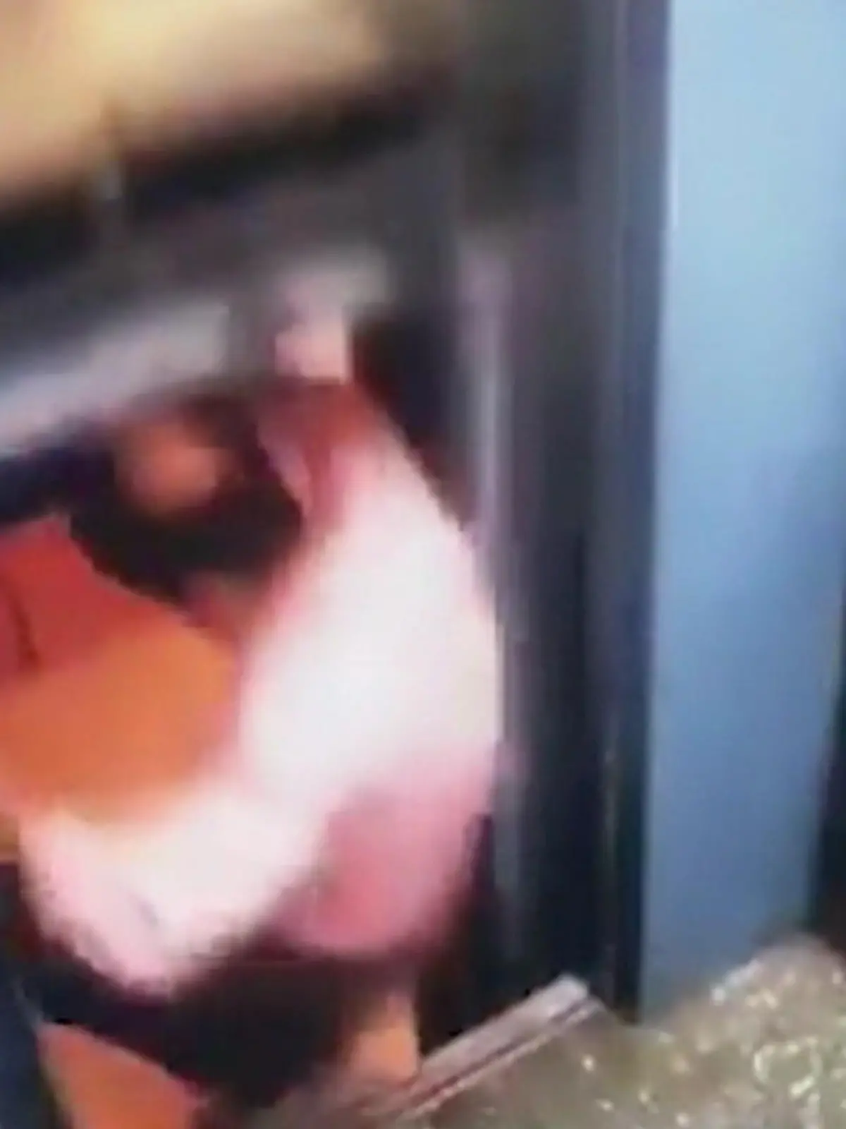 Bild zu: "Aufzug rast mit offener Tür los – als Fahrgast gerade aussteigen will!"