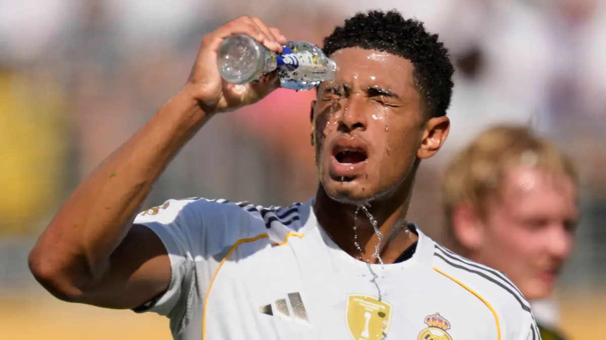 Real Madrid CF v Borussia Dortmund: Quarter Final - FIFA Club World Cup 2025 Jude Bellingham central midfield of Real Madrid and England pours water over his face because of the intense heat during the FIFA Club World Cup 2025 quarter final match between Real Madrid CF and Borussia Dortmund at MetLife Stadium on July 5, 2025 in East Rutherford, United States. East Rutherford NJ United States PUBLICATIONxNOTxINxFRA Copyright: xJosexBretonx originalFilename:bretonhernandez-realmadr250705_npVlf.jpg