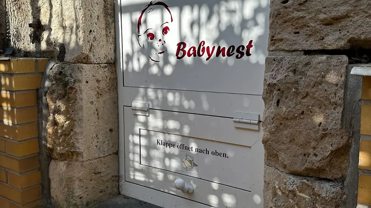 Der Säugling lag tot in dieser Babyklappe des St. Georg Klinikums in Leipzig.