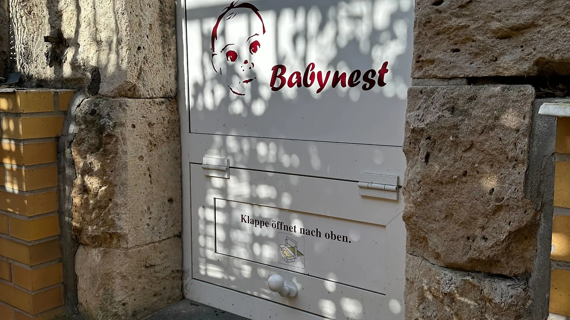 Der Säugling lag tot in dieser Babyklappe des St. Georg Klinikums in Leipzig.