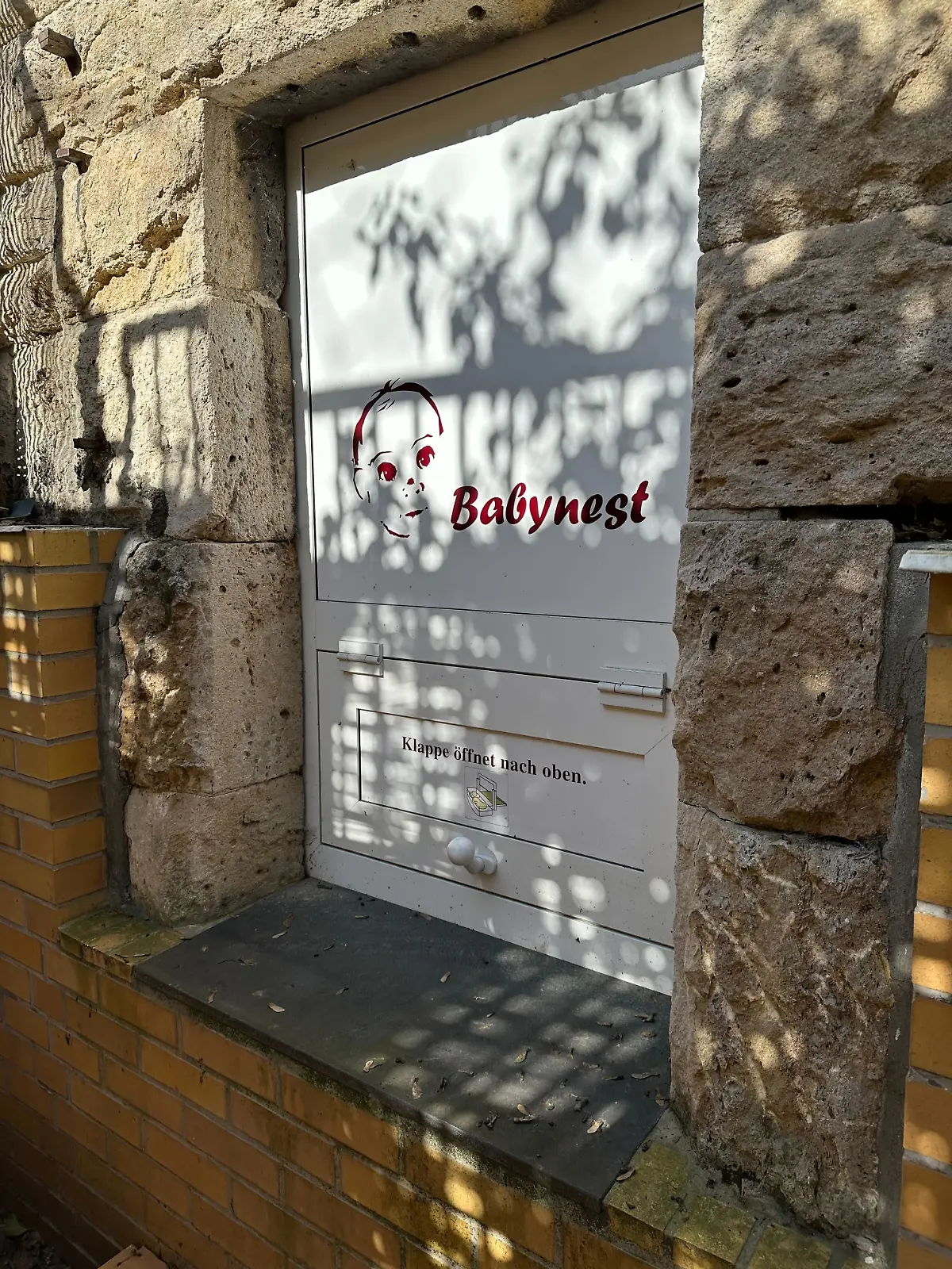 Der Säugling lag tot in dieser Babyklappe des St. Georg Klinikums in Leipzig.