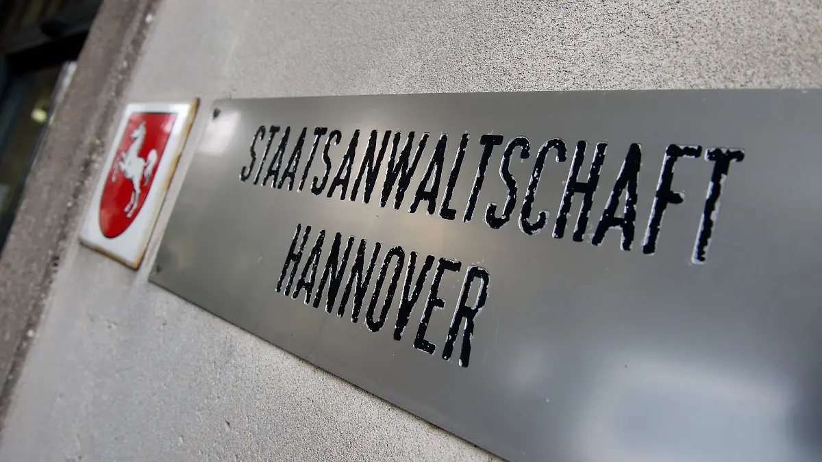 ARCHIV - Ein Schild weist auf den Eingang der Staatsanwaltschaft in Hannover (Niedersachsen) hin, aufgenommen am 12.04.2013. Sebastian Edathy wehrt sich: Eine Woche nachdem Ermittler seine Büros nach Kinderpornos durchsucht haben, hat der SPD-Politiker Dienstaufsichtsbeschwerde gegen die Staatsanwaltschaft Hannover eingelegt. Foto: Julian Stratenschulte/dpa (zu dpa "Edathy wehrt sich mit Beschwerde gegen Staatsanwaltschaft" vom 17.02.2014) +++ dpa-Bildfunk +++
