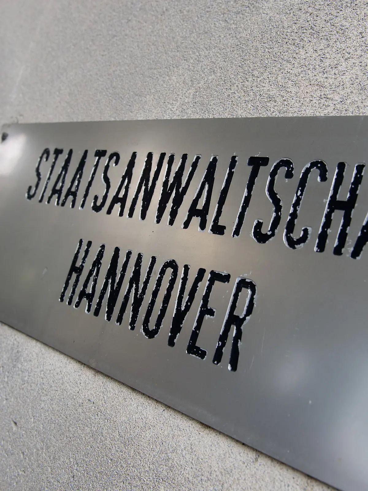 ARCHIV - Ein Schild weist auf den Eingang der Staatsanwaltschaft in Hannover (Niedersachsen) hin, aufgenommen am 12.04.2013. Sebastian Edathy wehrt sich: Eine Woche nachdem Ermittler seine Büros nach Kinderpornos durchsucht haben, hat der SPD-Politiker Dienstaufsichtsbeschwerde gegen die Staatsanwaltschaft Hannover eingelegt. Foto: Julian Stratenschulte/dpa (zu dpa "Edathy wehrt sich mit Beschwerde gegen Staatsanwaltschaft" vom 17.02.2014) +++ dpa-Bildfunk +++