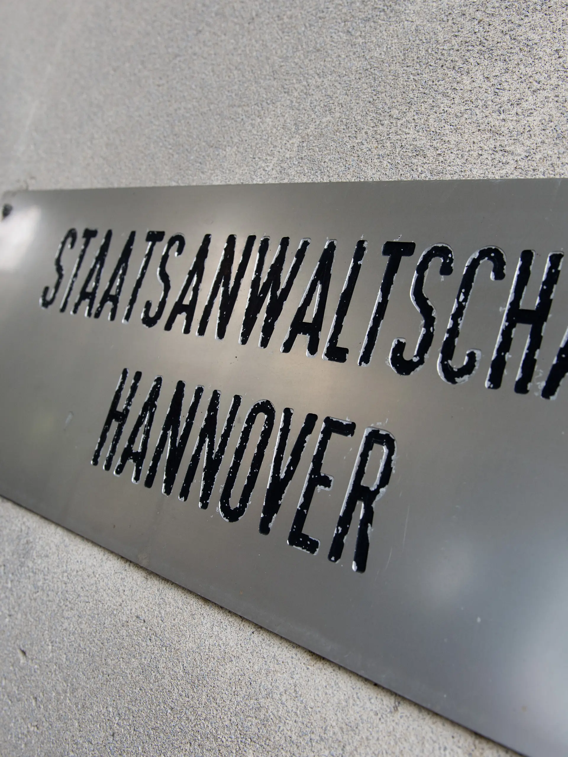 ARCHIV - Ein Schild weist auf den Eingang der Staatsanwaltschaft in Hannover (Niedersachsen) hin, aufgenommen am 12.04.2013. Sebastian Edathy wehrt sich: Eine Woche nachdem Ermittler seine Büros nach Kinderpornos durchsucht haben, hat der SPD-Politiker Dienstaufsichtsbeschwerde gegen die Staatsanwaltschaft Hannover eingelegt. Foto: Julian Stratenschulte/dpa (zu dpa "Edathy wehrt sich mit Beschwerde gegen Staatsanwaltschaft" vom 17.02.2014) +++ dpa-Bildfunk +++