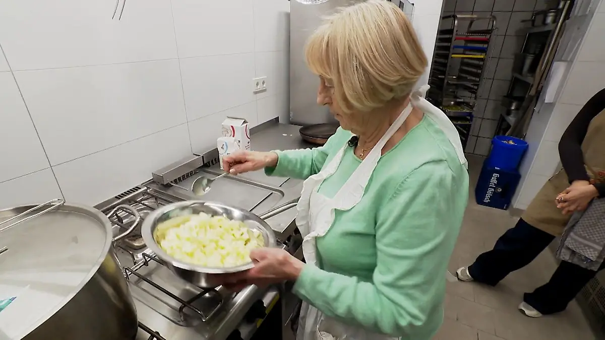Restaurant mit Omas in der Küche Großmütter kochen für Gäste