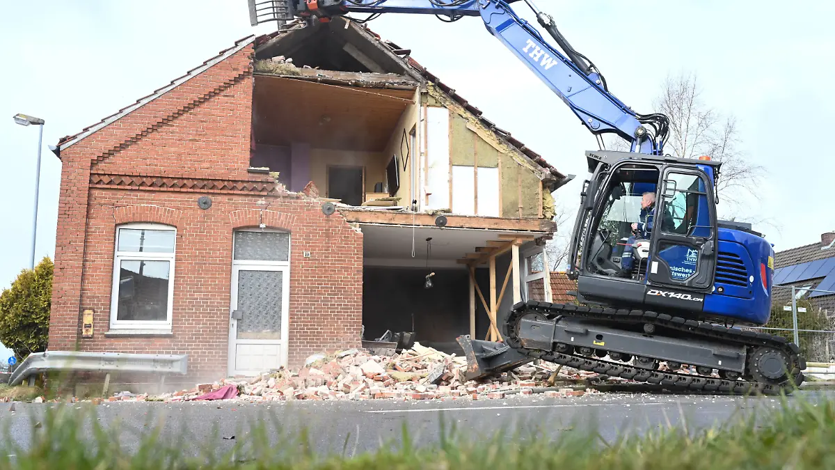 Das stark beschädigte Haus wird nun abgerissen – für die Familie bleibt nur ein Trümmerhaufen.