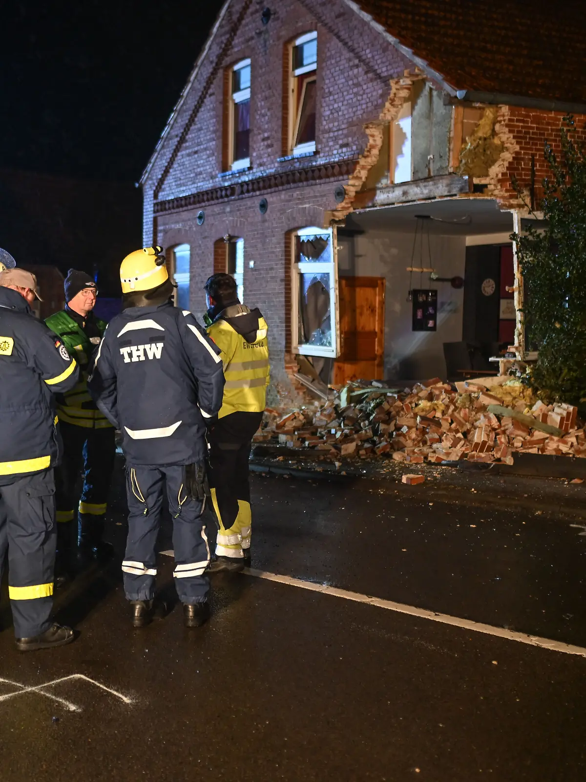 Mitten in der Nacht kracht ein Auto in das Haus der Familie Andreßen – eine ganze Seitenwand stürzt ein.