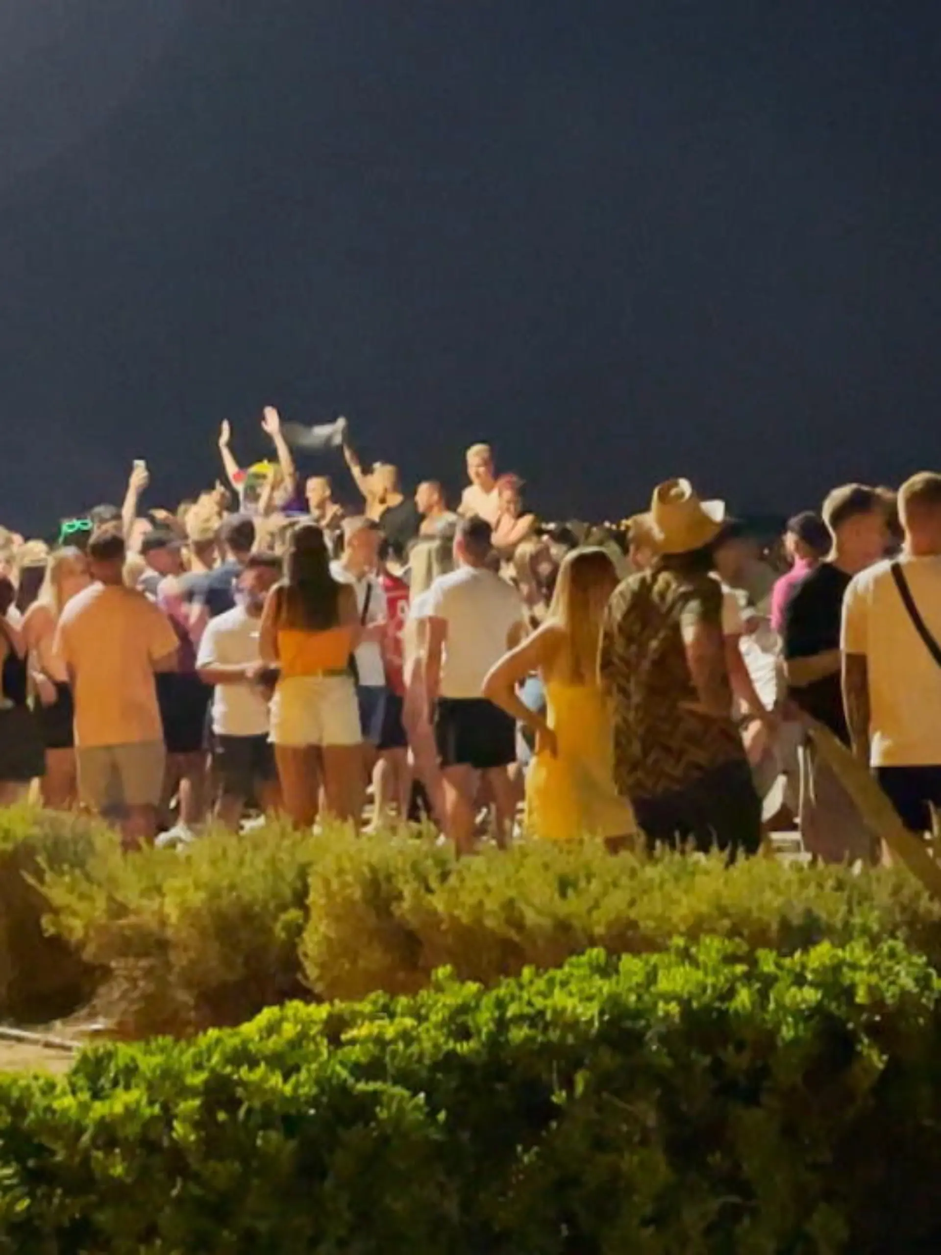 Bild zu: "Urlaub zwischen Party und Quarantäne"
