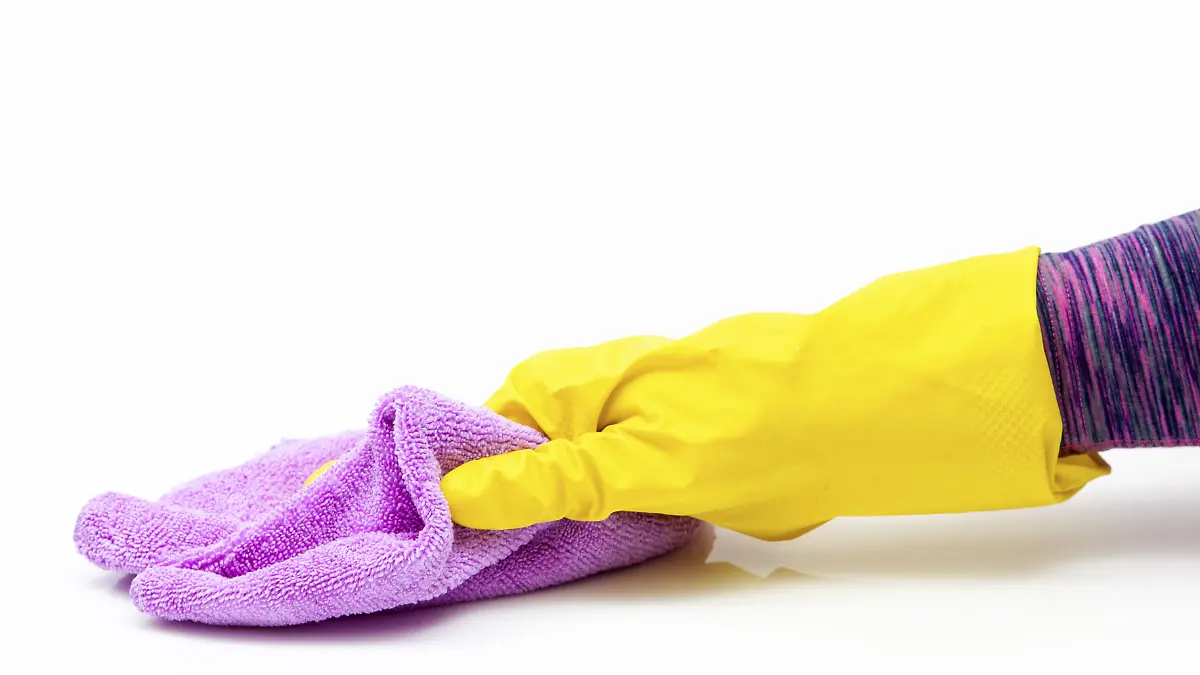 Mikrofaser Reinigungstuch in Frauenhand. Oberflächenreinigung zu Hause mit medizinischen gelben Handschuhen. Desinfizieren und reinigen Sie Oberflächen, Vorbeugung in Krankenhäusern und öffentlichen Räumen Microfiber cleaning cloth in woman hand. Surface home cleaning wearing medical yellow gloves. Sanitize, cleaning surfaces prevention in hospitals and public spaces Copyright: imageBROKER/Zoonar ibxiqx16142971.jpg Bitte beachten Sie die gesetzlichen Bestimmungen des deutschen Urheberrechtes hinsichtlich der Namensnennung des Fotografen im direkten Umfeld der Veröffentlichung