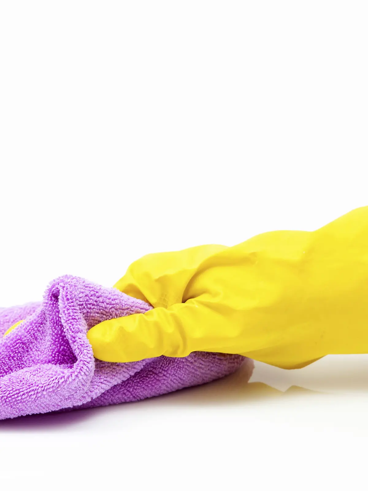Mikrofaser Reinigungstuch in Frauenhand. Oberflächenreinigung zu Hause mit medizinischen gelben Handschuhen. Desinfizieren und reinigen Sie Oberflächen, Vorbeugung in Krankenhäusern und öffentlichen Räumen Microfiber cleaning cloth in woman hand. Surface home cleaning wearing medical yellow gloves. Sanitize, cleaning surfaces prevention in hospitals and public spaces Copyright: imageBROKER/Zoonar ibxiqx16142971.jpg Bitte beachten Sie die gesetzlichen Bestimmungen des deutschen Urheberrechtes hinsichtlich der Namensnennung des Fotografen im direkten Umfeld der Veröffentlichung