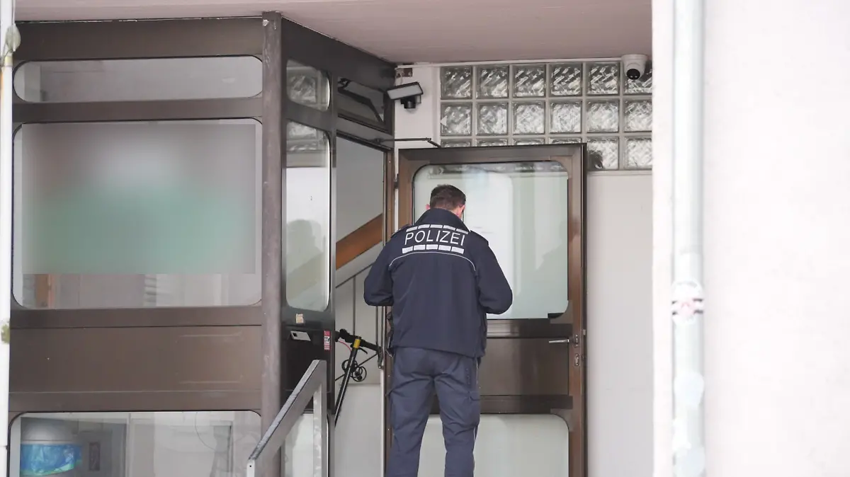 Ein Beamter der Kriminalpolizei ist vor einer Moschee im Rems-Murr-Kreis im Einsatz. Bei einem Messerangriff wurde eine Person verletzt, wie ein Polizeisprecher mitteilte.