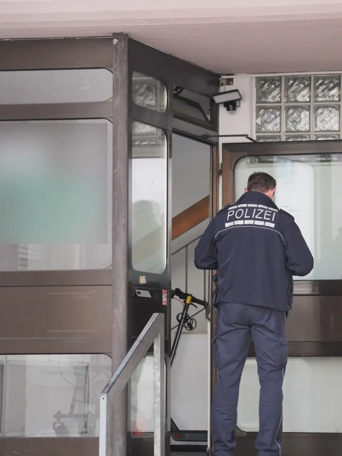 Ein Beamter der Kriminalpolizei ist vor einer Moschee im Rems-Murr-Kreis im Einsatz. Bei einem Messerangriff wurde eine Person verletzt, wie ein Polizeisprecher mitteilte.