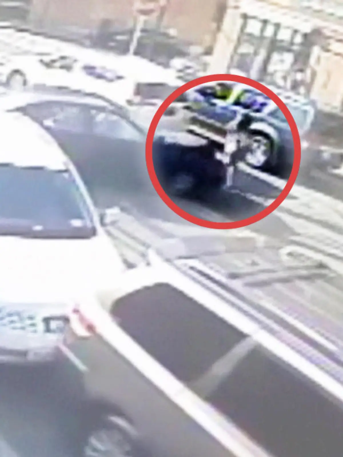 Auto quetscht Mutter und Tochter ein