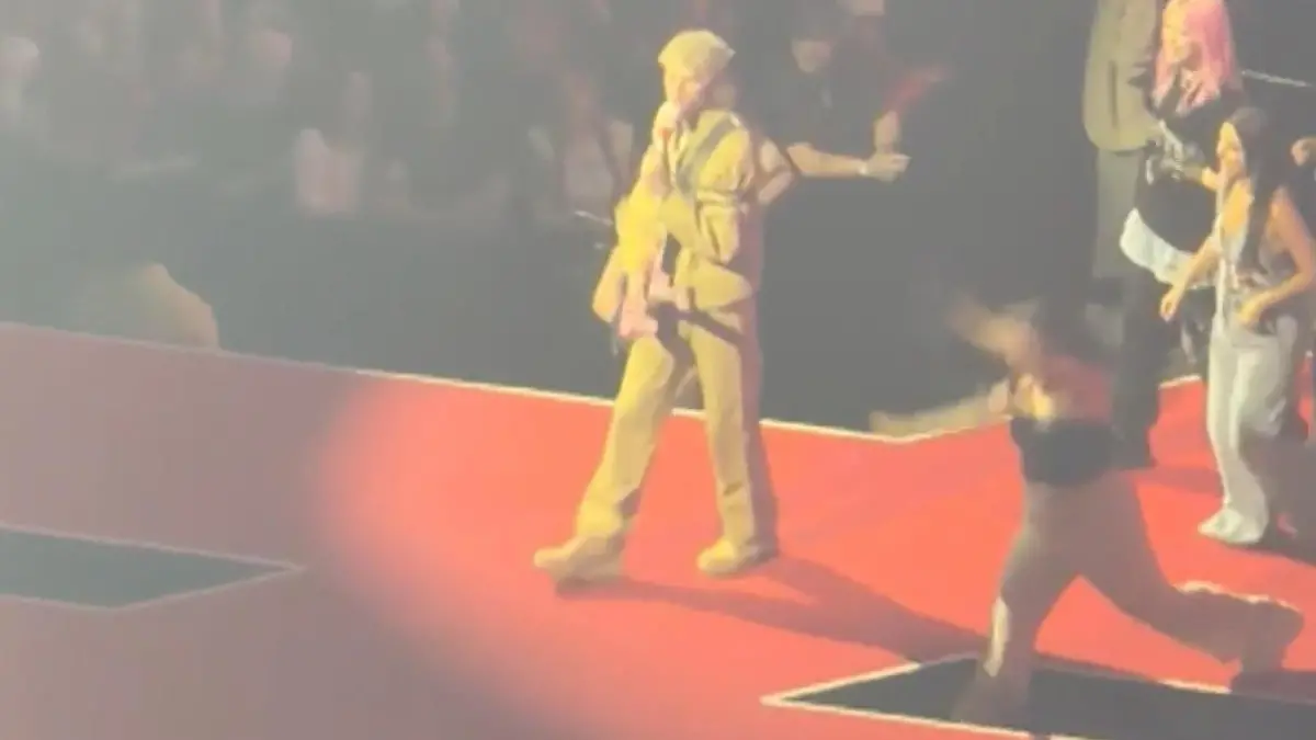 Fan fällt vor Rapper live von Bühne – mit dieser Überraschung tröstet er sie! Persönliches Geschenk nach Sturz