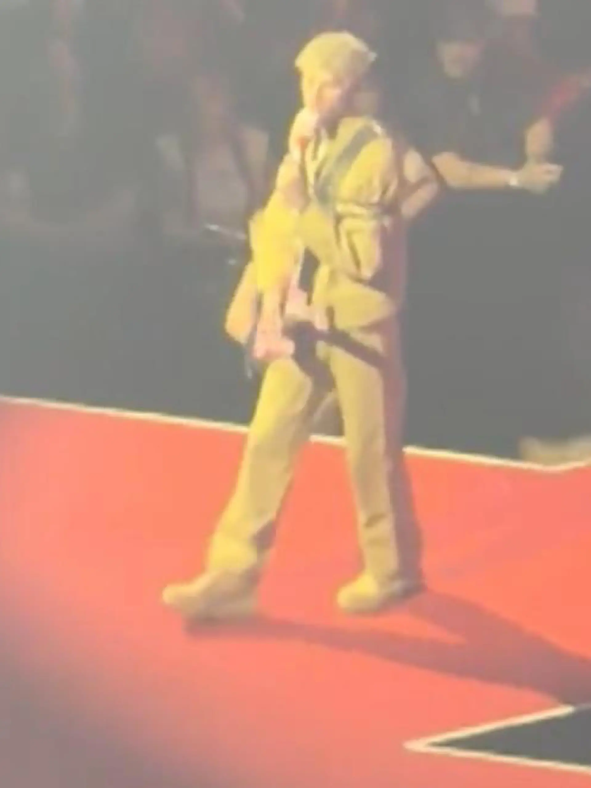 Fan fällt vor Rapper live von Bühne – mit dieser Überraschung tröstet er sie!
