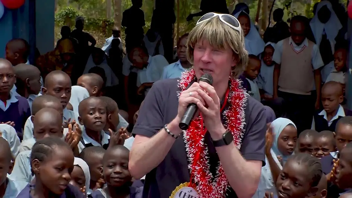 Mickie Krause eröffnet Herzensprojekt – und zeigt erstmals seine Frau und Kinder! Ballermann-Star privat wie nie