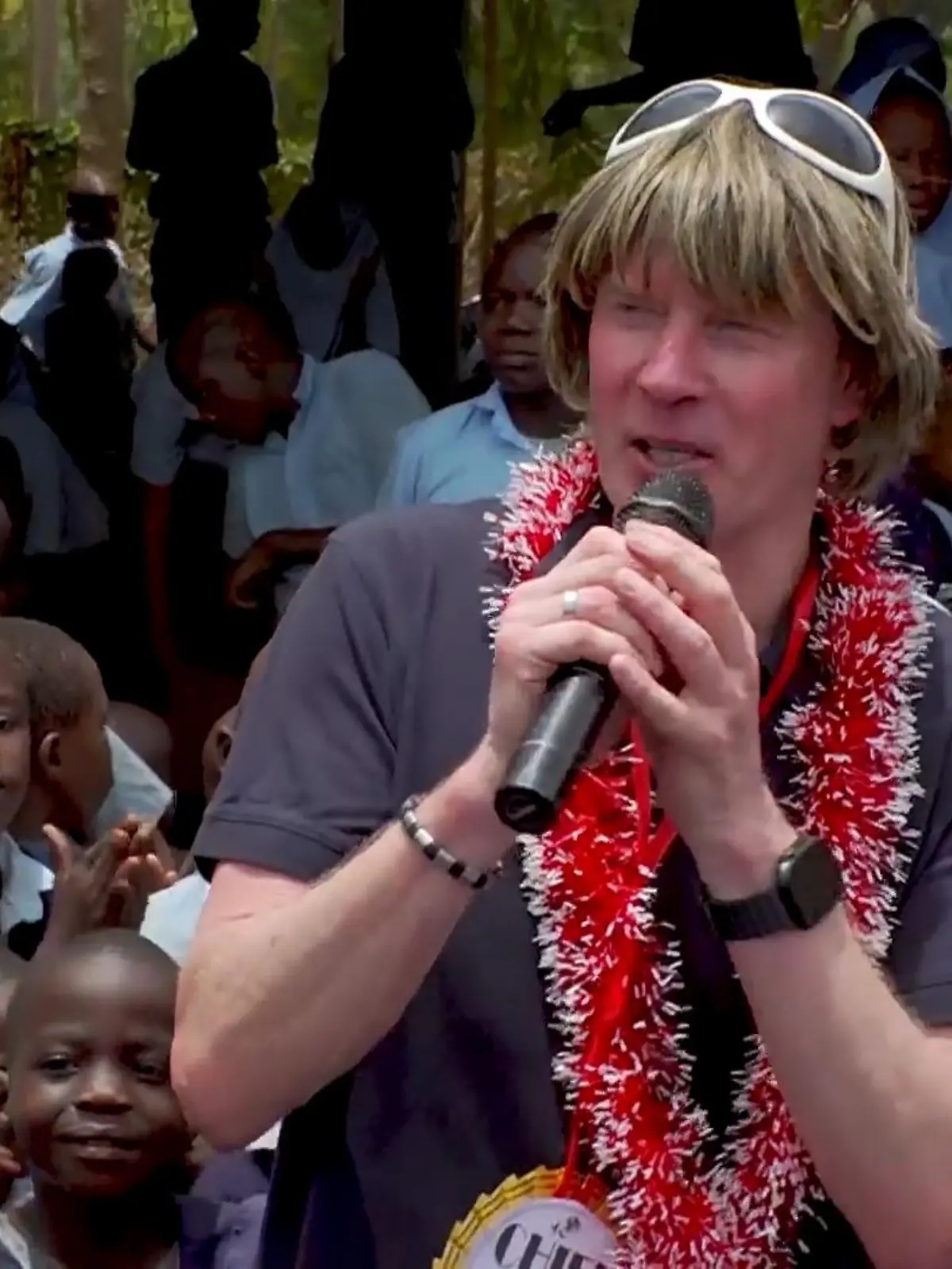 Bild zu: "Mickie Krause eröffnet Herzensprojekt – und zeigt erstmals seine Frau und Kinder!"