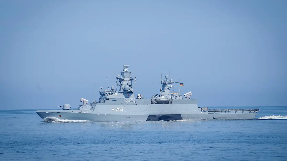 Die Korvette Oldenburg fährt während einer Übung für den Bundeskanzler über die Ostsee. Scholz macht sich erstmals ein umfassendes Bild von den Fähigkeiten der Deutschen Marine. An dem Manöver sind ein U-Boot, eine Korvette und ein Minenjagdboot der Bundeswehr sowie der französische Flottentanker «Somme» und die spanische Fregatte «Alvaro de Bazan» beteiligt. Außerdem werden Eurofighter und Tornados der Luftwaffe bei Manövern dabei sein.