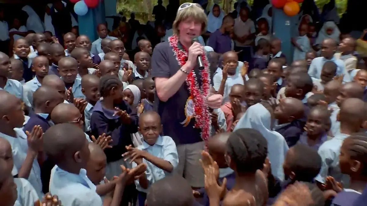 Mickie Krause eröffnet Schule in Kenia Schlagerstar sozial engagiert