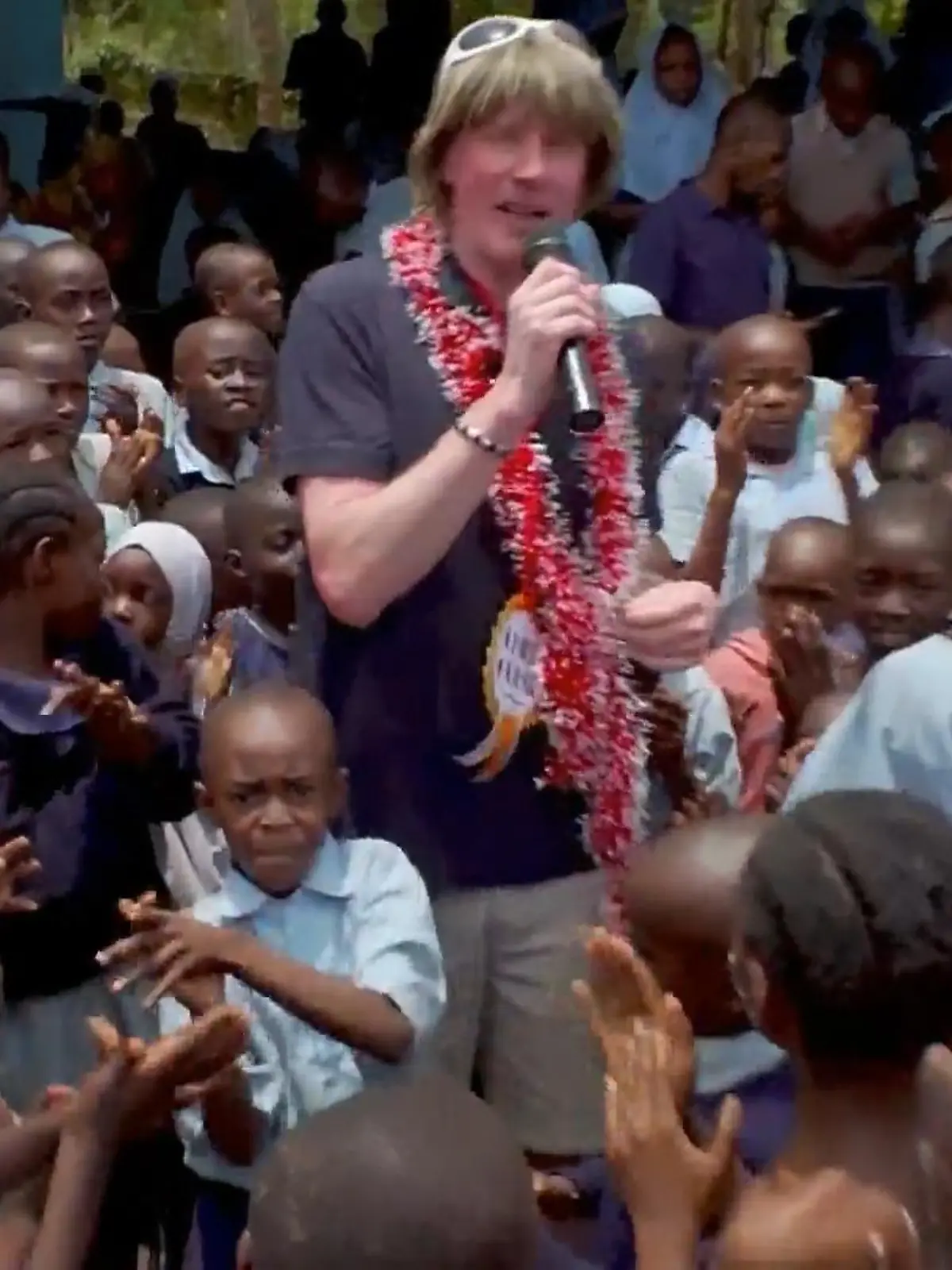 Bild zu: "Mickie Krause eröffnet Schule in Kenia"