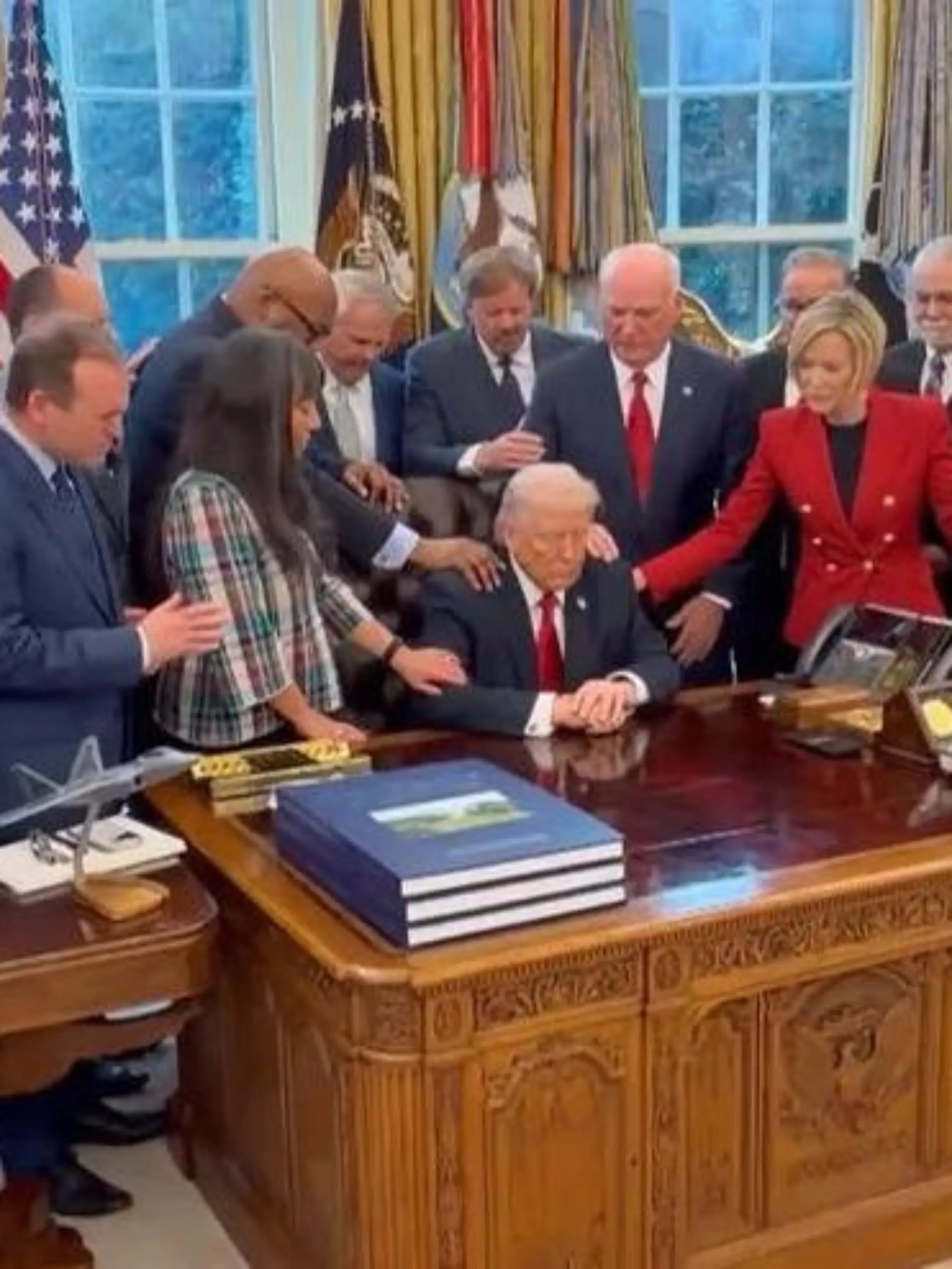 Bild zu: "Mit 20 Pastoren! Trump macht Riesengebetskreis im Oval Office"