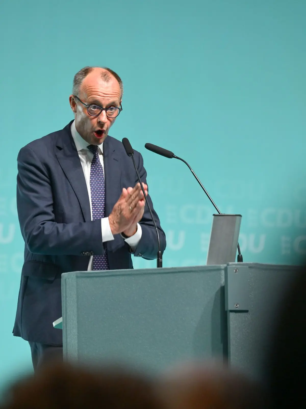 Bild zu: "Kanzler Merz gibt Spartipps! 50 Euro im Monat für die Altersvorsorge"