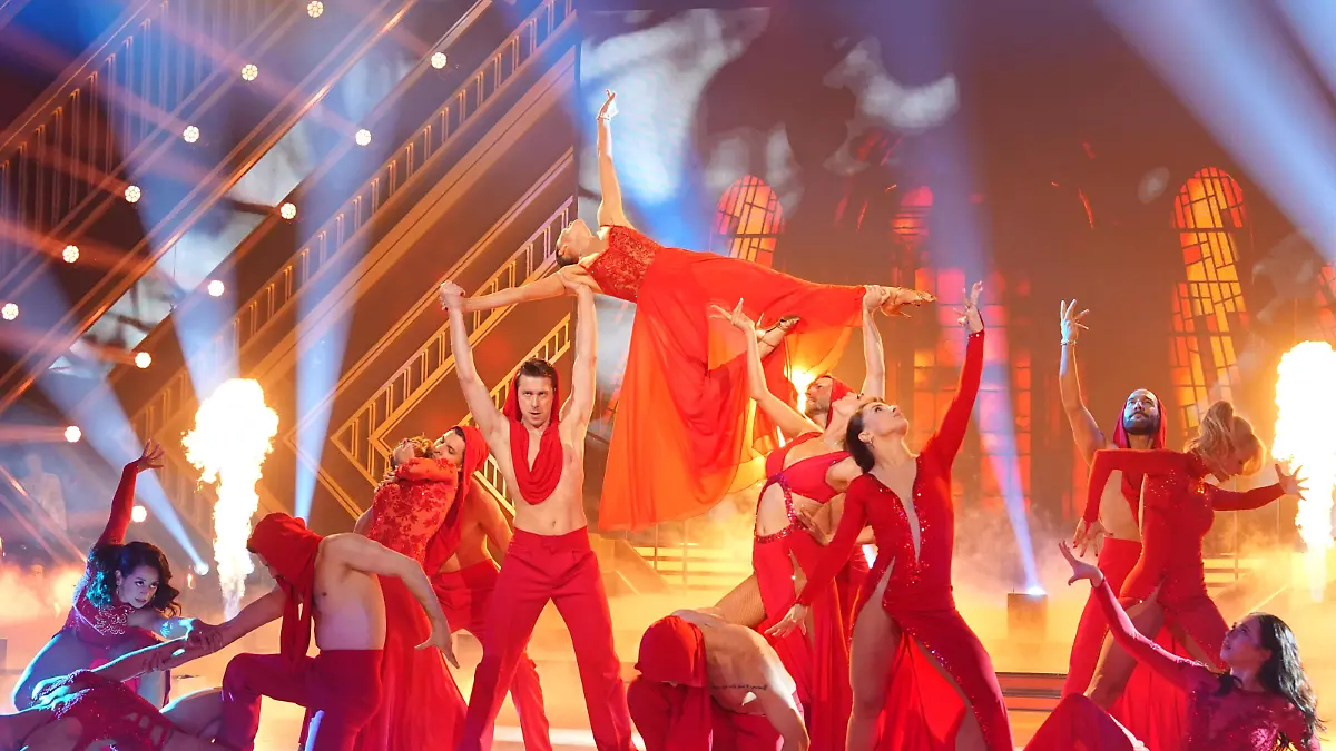 Die „Let’s Dance“-Profis bringen das Tanzparkett zum Glühen Spektakuläres „Let’s Dance“-Opening in Show 1