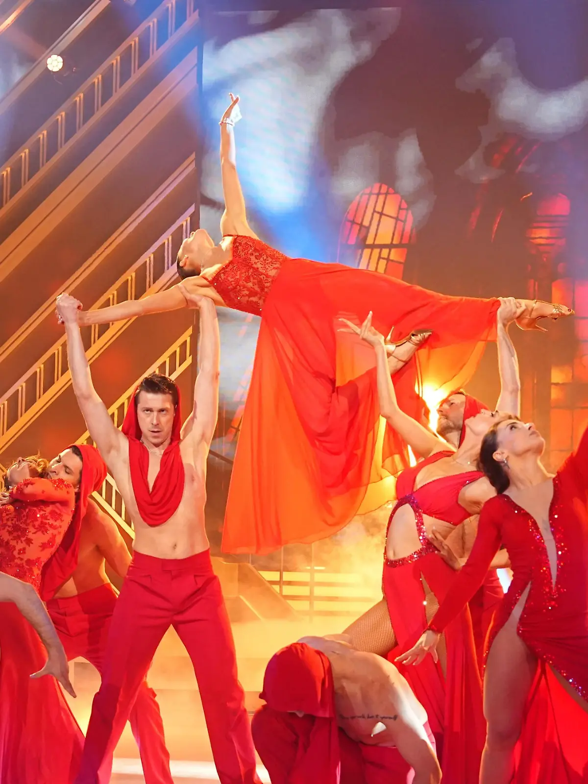 Bild zu: "Die „Let’s Dance“-Profis bringen das Tanzparkett zum Glühen"