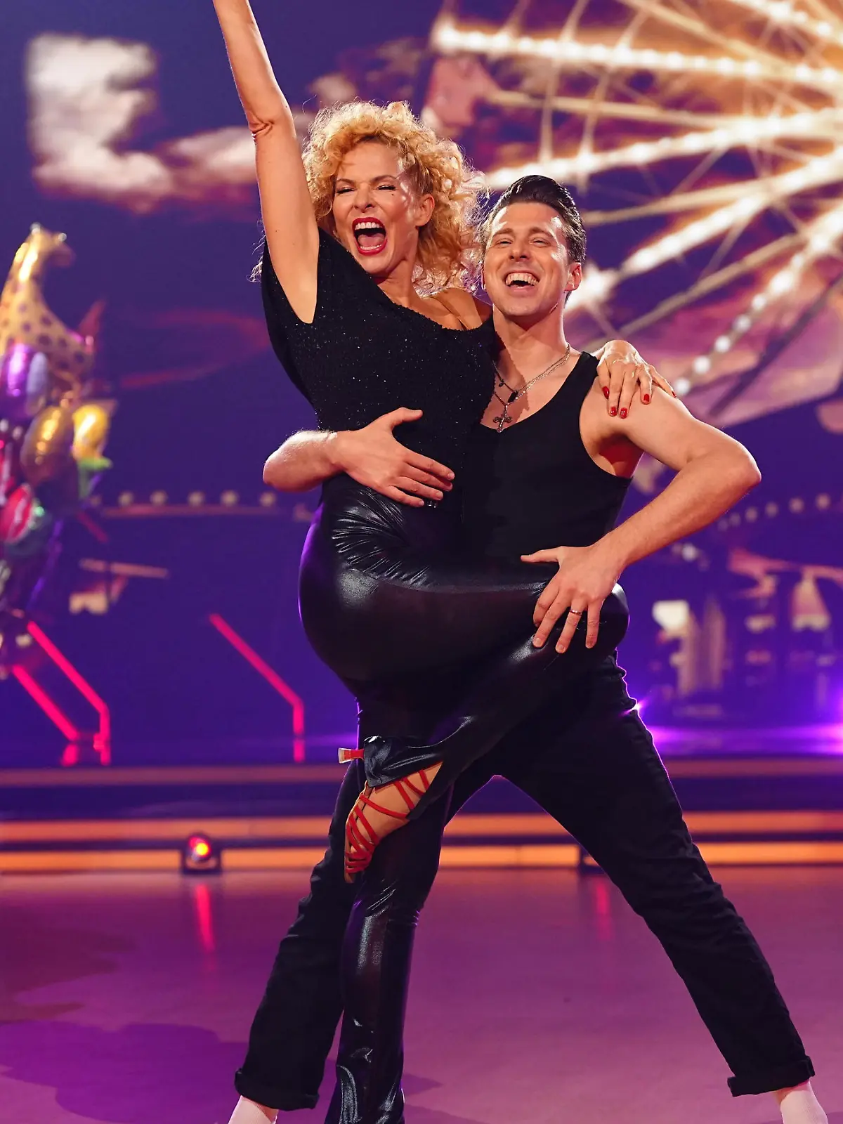 Bild zu: "Sonya Kraus schwebt beim Charleston übers Tanzparkett"