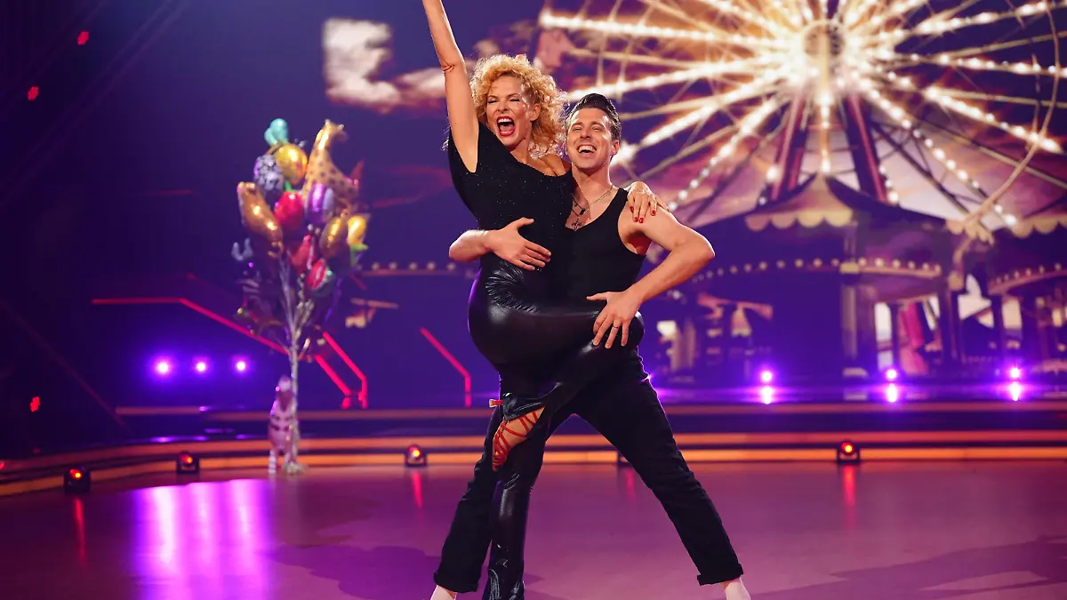 Sonya Kraus erlebt nach ihrem Charleston eine strenge Jury Die Tänze aus „Let's Dance”-Show 1