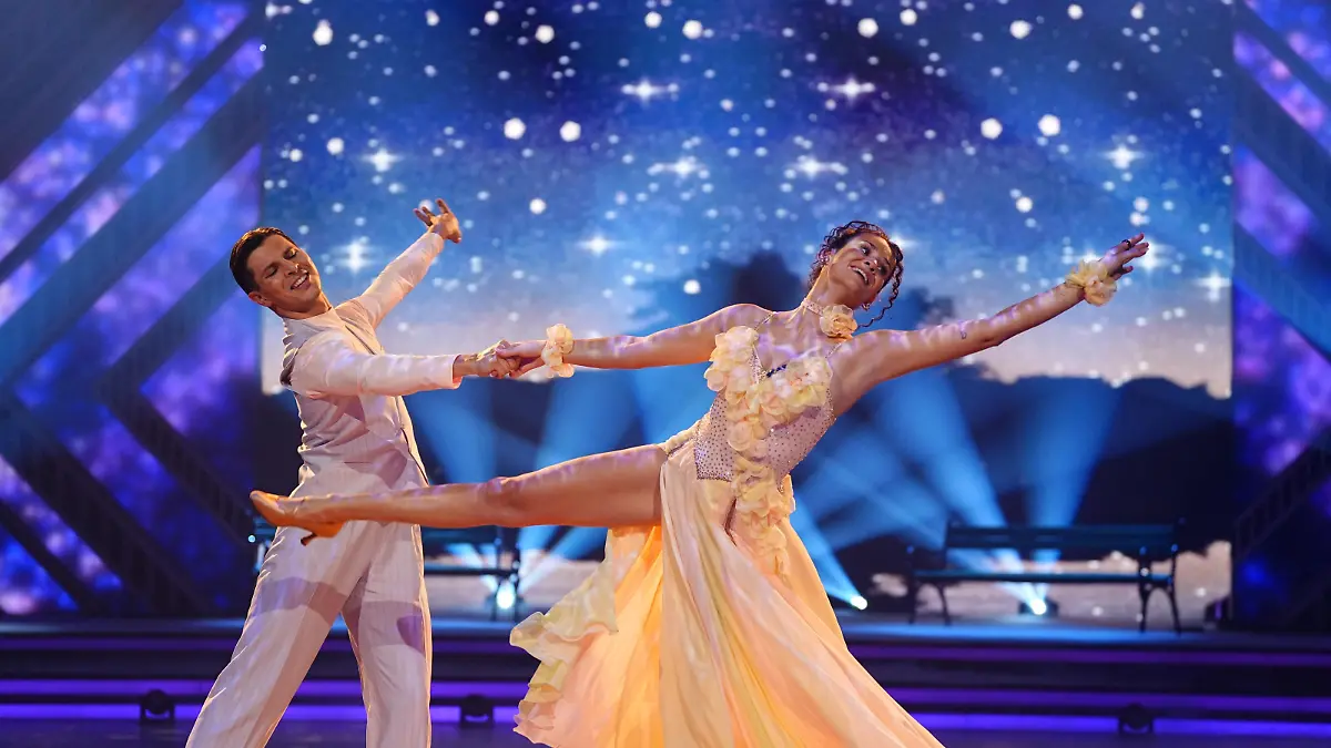 Betty Taube und Alexandru Ionel tanzen einen Wiener Walzer zu „I Love You, I’m Sorry” von „Let’s Dance“ Show 1