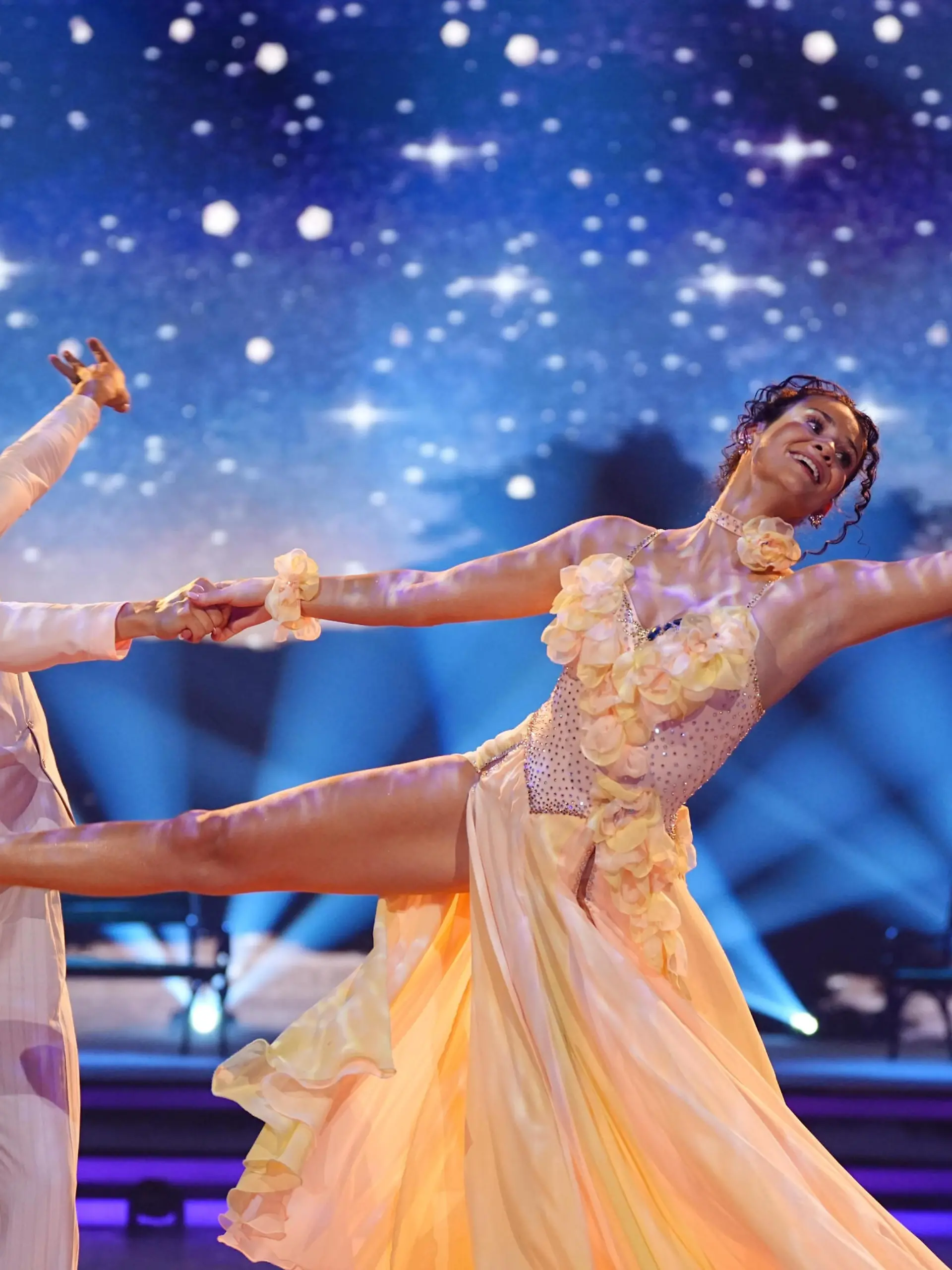 Bild zu: "Betty Taube und Alexandru Ionel tanzen einen Wiener Walzer zu „I Love You, I’m Sorry” von"