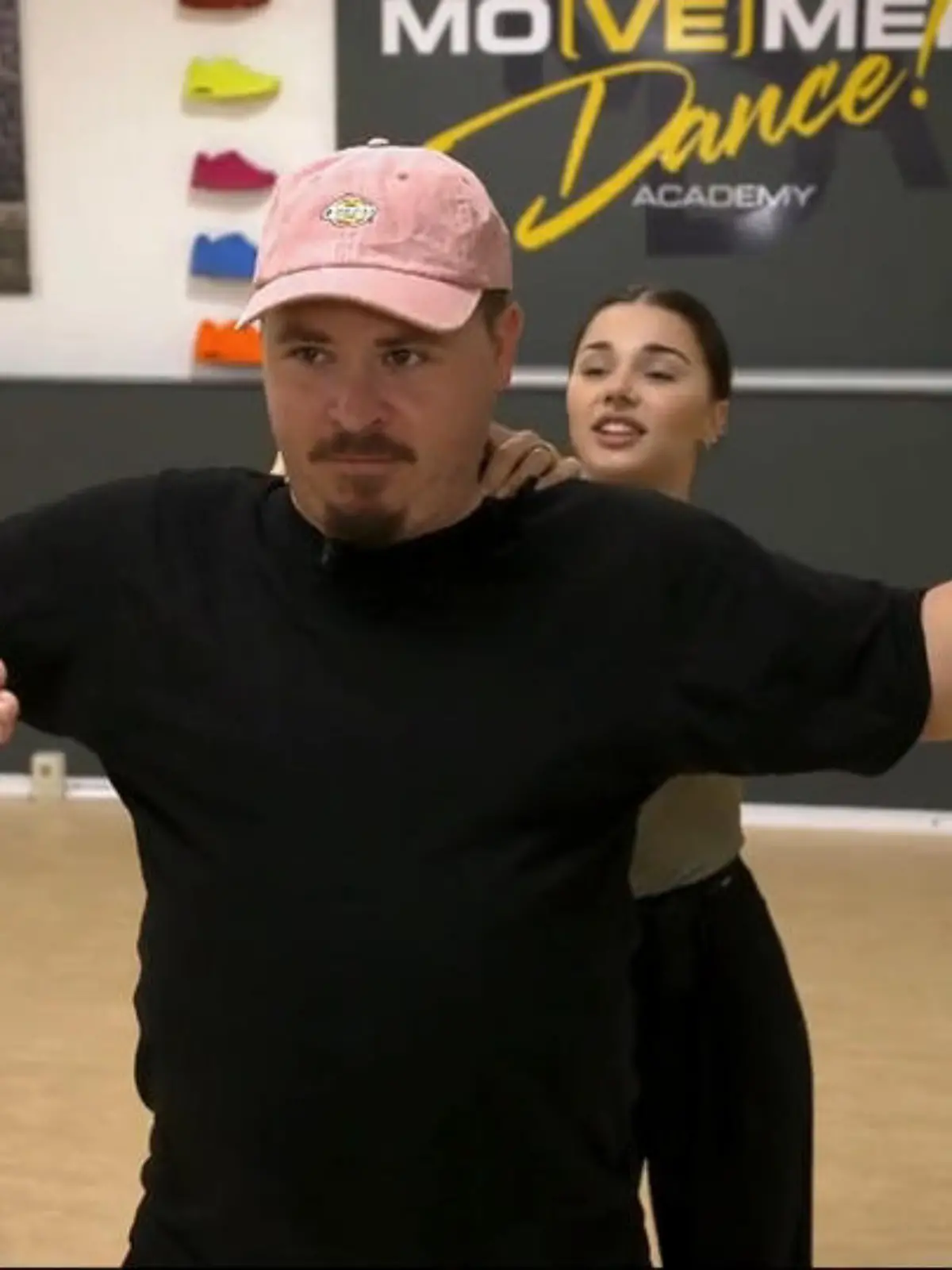 Bild zu: "Gustav tanzt sich mit Anastasia nach vorn auf die Bühne"