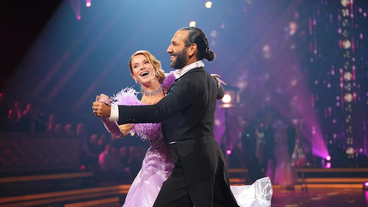 Esther Schweins ist der Jury beim Quickstep mit Massimo Sinató „zu kontrolliert" „Let’s Dance” 2026 Show 1