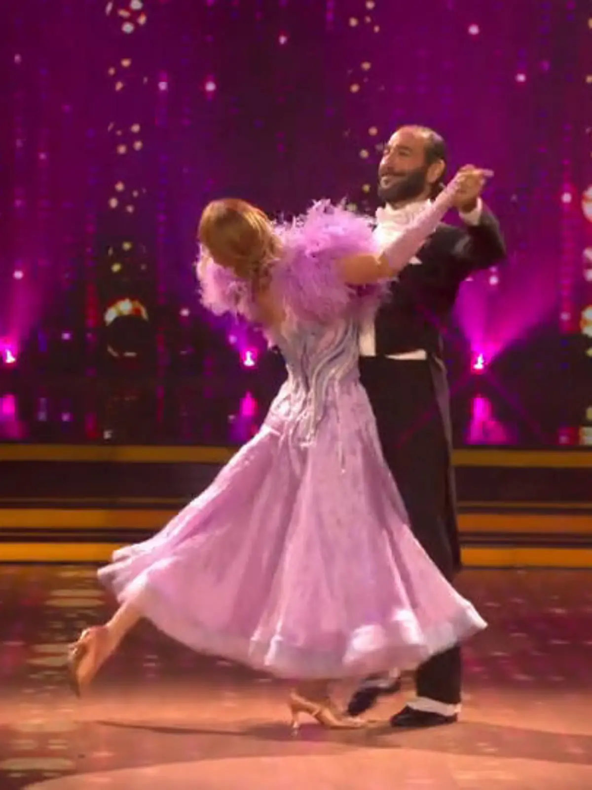 Bild zu: "Esther und Massimo tanzen den Quickstep"