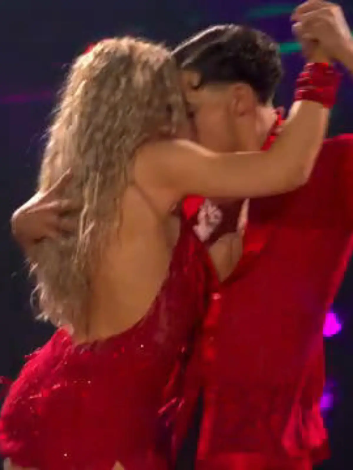 Bild zu: "Feurige Salsa: Milano und Marta bringen das Parkett zum Glühen"