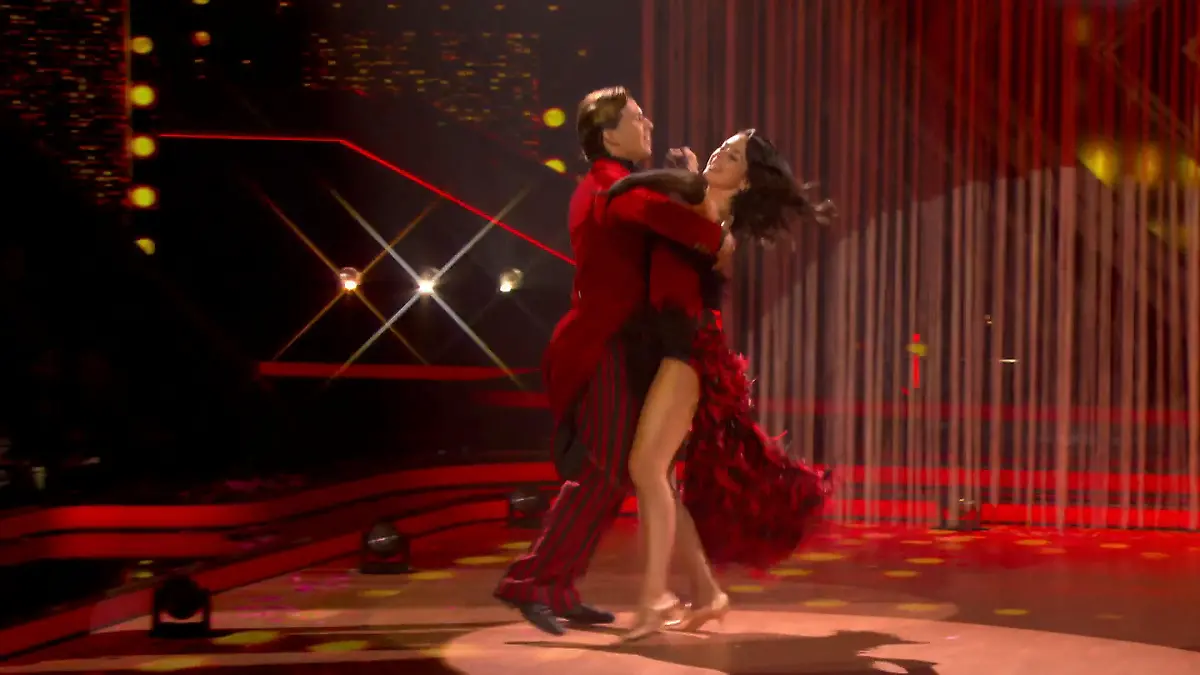 Joel und Malika überzeugen mit ihrem Quickstep It's Showtime!