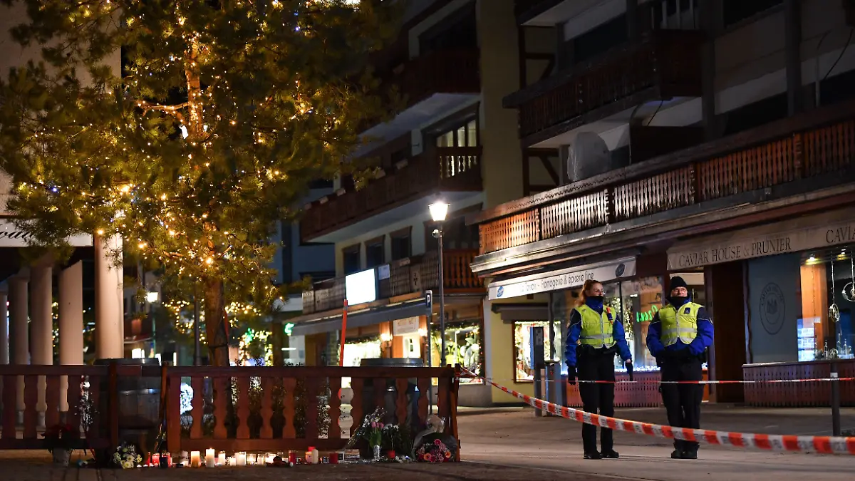Kerzen und Blumen liegen an einer Absperrung zum Gedenken an die Opfer eines Brandes in einer Bar im Skigebiet Crans-Montana im Kanton Wallis, Schweiz. Bei einem Brand in einer Bar im Skigebiet Crans-Montana im Kanton Wallis in der Südwestschweiz wurden rund 40 Menschen getötet und mehr als 110 weitere verletzt, wie die örtliche Polizei am Donnerstag mitteilte. +++ dpa-Bildfunk +++
