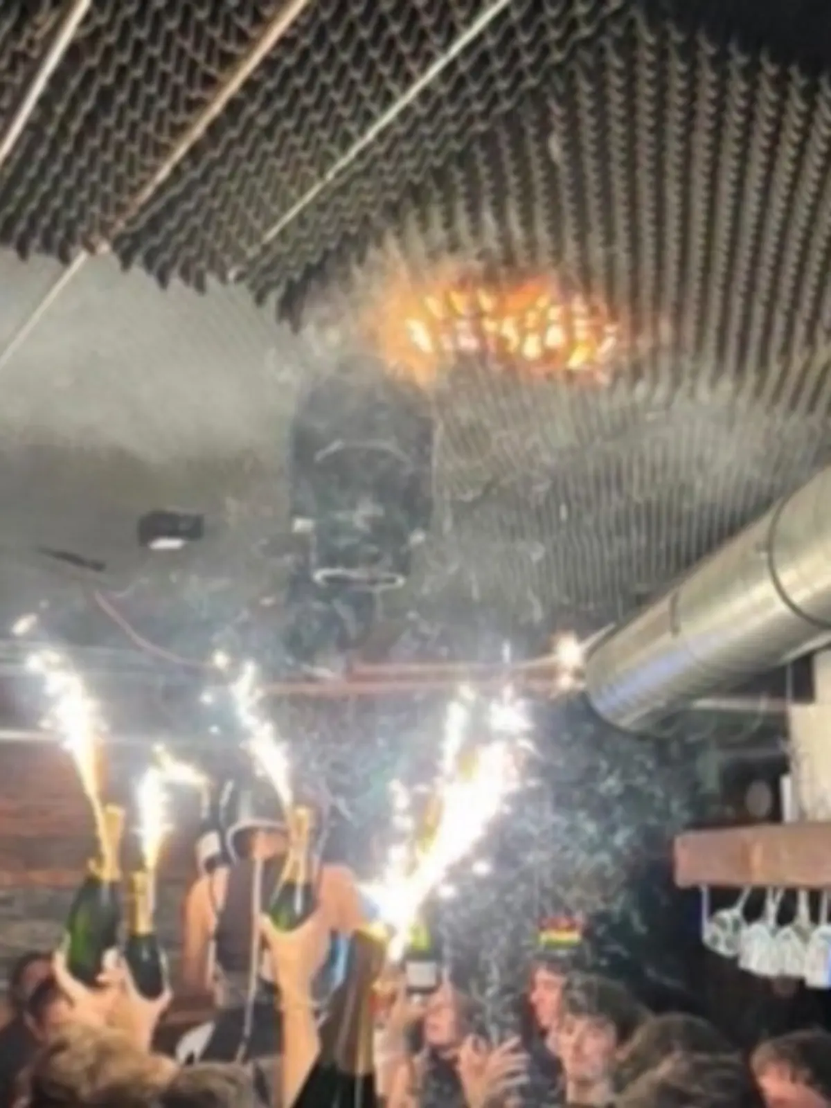 Bild zu: "Schock nach 40 Toten: Schweiz verbietet Feuerwerk in Innenräumen!"