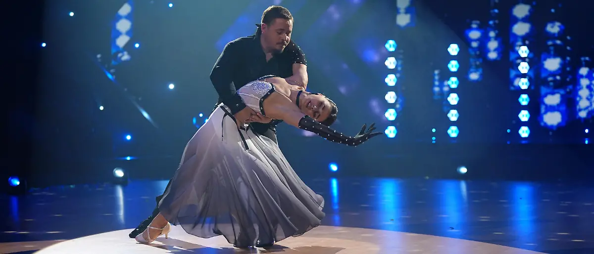  Gustav Schäfer und Anastasia Maruster tanzen einen Langsamen Walzer zu „Open Arms” von Journey.