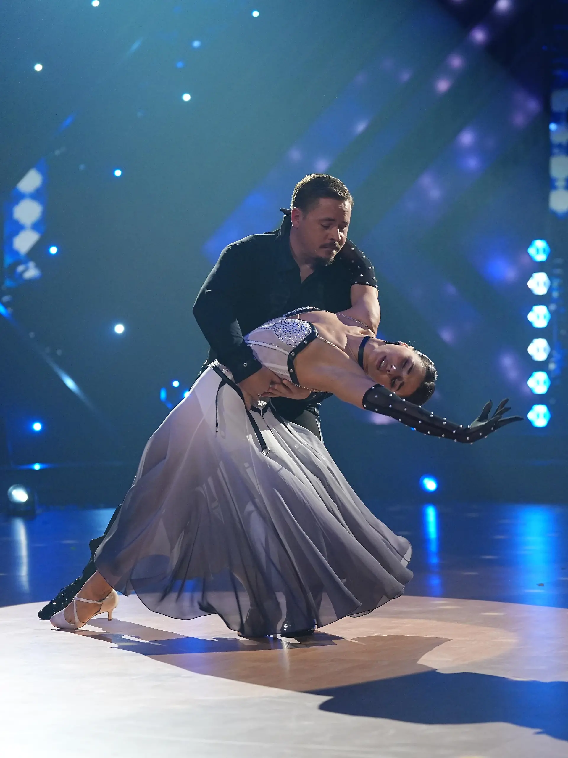 Gustav Schäfer und Anastasia Maruster tanzen einen Langsamen Walzer zu „Open Arms” von Journey.