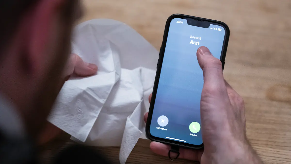 Man muss sich nicht ins Wartezimmer schleppen: Auch telefonisch kann man sich krankschreiben lassen. (zu dpa: «Hausärzte verteidigen telefonische Krankschreibung») +++ dpa-Bildfunk +++